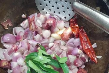 இட்லிக்கு தொட்டுக்க சுடச் சுட சின்ன வெங்காயச் சட்னி!  பத்தே நிமிடத்தில் செய்வது எப்படி?