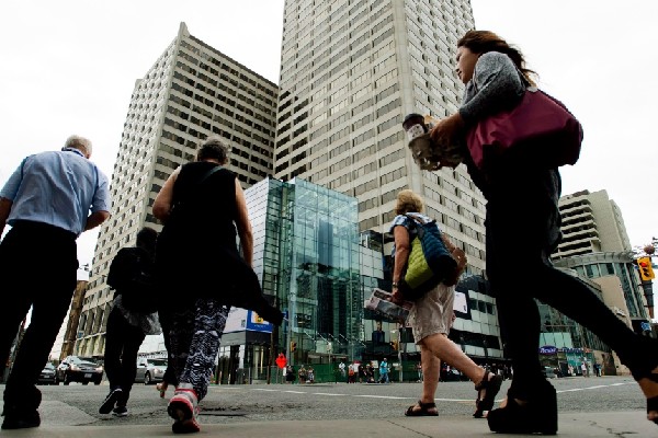 குடியேறிகளினால் கனடாவிற்கு ஏற்பட்டுள்ள பாதிப்பு | Surge In Newcomers Putting Pressure Canada