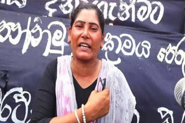 மகிந்தவின் ஆதரவாளர்களால் கடுமையாக தாக்கப்பட்ட பெண்!  ஊடகங்களுக்கு அவர் பகிரங்கப்படுத்தும் தகவல் (photo)