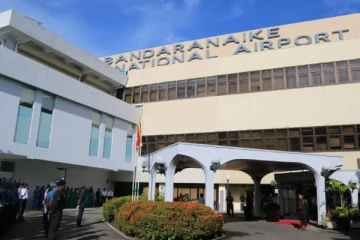 தங்க கடத்தலில் சிக்கிய விமான நிலைய அதிகாரி; ஆடைக்குள் ஒளிந்திருந்த 5 கிலோ தங்கம்!