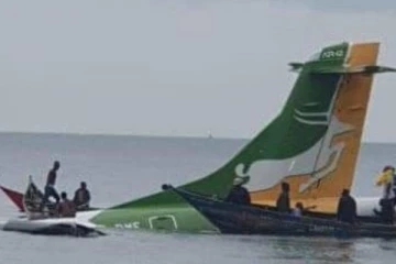 මගී ගුවන් යානයක් විලකට කඩා වැටෙයි - 19ක් ජිවිතක්ෂයට..