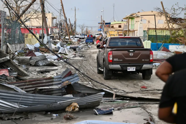 வரலாற்றில் மிகவும் பயங்கரமான சூறாவளி...! பிரித்தானியர்களுக்கு முக்கிய அறிவிப்பு | Uk Charters Flights To Get Britons Out Of Jamaica வரலாற்றில் மிகவும் பயங்கரமான சூறாவளி...! பிரித்தானியர்களுக்கு முக்கிய அறிவிப்பு | Uk Charters Flights To Get Britons Out Of Jamaica