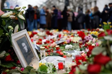 பாதுகாப்பு கெடுபிடிகளை மீறி அலெக்ஸி நவால்னியின் இறுதி ஊர்வலத்தில் பெருமளவு மக்கள்