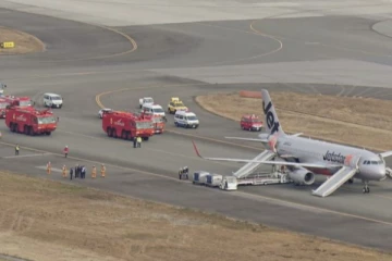 බෝම්බ බියක් නිසා හදිසියේ ගොඩ බැස්සූ ගුවන් යානය