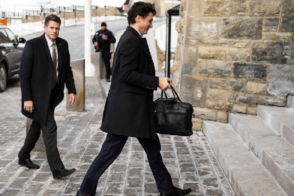 கனடிய பிரதமரின் சம்பளம் எவ்வளவு தெரியுமா? | Most Canadians Don T Know How Much The Pm