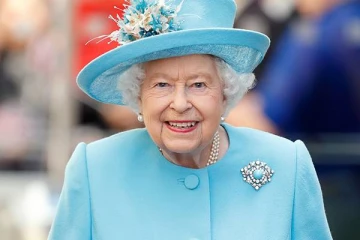 நிறம் மாறிய பிரித்தானிய ராணியாரின் கைகள்;  காரணம் என்ன?