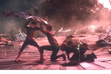 ஹே.. பீட்டர் நீ இப்போ தடுமாறிகிட்டு இருக்க’’ : அதிகாலையில் தியேட்டரை அதிரவிட்ட ஸ்பைடர் மேன்