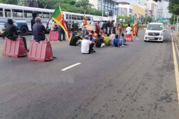 அலரிமாளிக்கைக்கு முன் இருந்த கூடாரத்தை அகற்றிய பொலிஸார்! | Police Remove Protests Tents Front Of Pm House