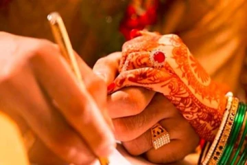 சந்தித்த 2 மணி நேரத்தில் திருமணம் செய்த முடிவெடுத்த இளைஞனும் யுவதியும்!