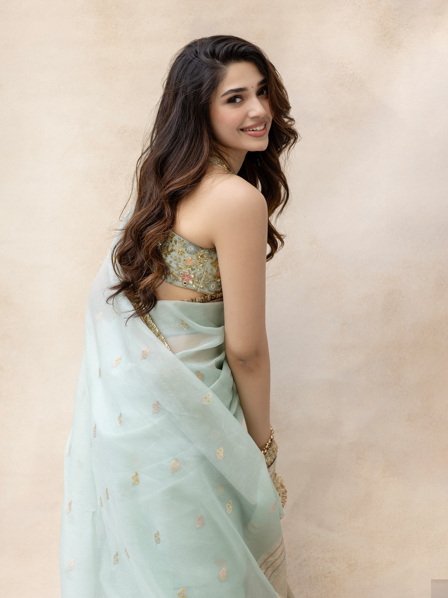 க்ரித்தி ஷெட்டி சேலையில் அழகிய போட்டோஷூட் 9 Gallery