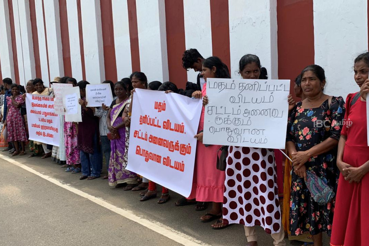 சிறுமியை வன்கொடுமைக்கு உள்ளாக்கிய பௌத்த பிக்கு : நீதி கோரி யாழில் வெடித்த போராட்டம் | Buddhist Monk Who Abused A Girl In Anuradhapura சிறுமியை வன்கொடுமைக்கு உள்ளாக்கிய பௌத்த பிக்கு : நீதி கோரி யாழில் வெடித்த போராட்டம் | Buddhist Monk Who Abused A Girl In Anuradhapura