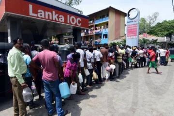 எரிபொருளுக்காக காத்திருந்த மற்றுமொருவருக்கு நேர்ந்த பெரும் சோகம்