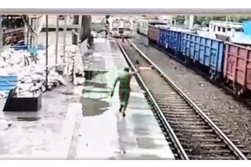 தண்டவாளத்தில் நின்றுக்கொண்டிருந்த பெண் - மயிரிழையில் காப்பாற்றிய போலீஸ்காரர் - வைரல் வீடியோ