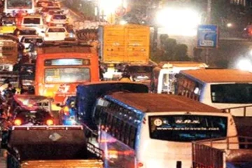 நெரிசலில் சிக்கிய ஆம்புலன்ஸ்களுக்கு வழி ஏற்படுத்திக் கொடுத்த வங்கி மேலாளர் - குவியும் வாழ்த்துக்கள்