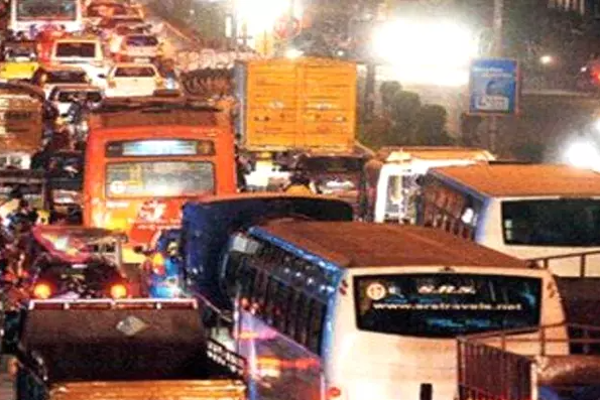 நெரிசலில் சிக்கிய ஆம்புலன்ஸ்களுக்கு வழி ஏற்படுத்திக் கொடுத்த வங்கி மேலாளர் - குவியும் வாழ்த்துக்கள் - தமிழ்நாடு