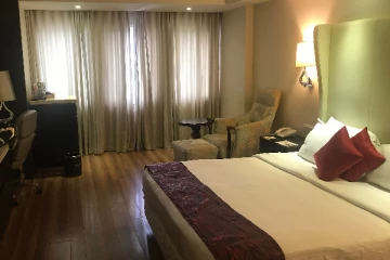 இளம்பெண்ணுடன் ஒரே அறையில் 6 இளைஞர்கள் - விசாரணையில் பகீர் தகவல்!