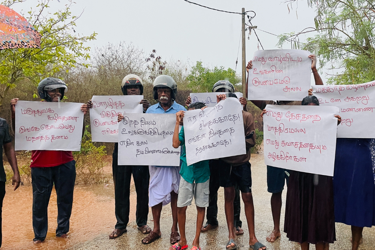 ஆபத்தான கழிவுகளை கொட்டாதே! கீரிமலையில் கொட்டும் மழையிலும் போராட்டம் | Protest In Keerimalai Despite Pouring Rain ஆபத்தான கழிவுகளை கொட்டாதே! கீரிமலையில் கொட்டும் மழையிலும் போராட்டம் | Protest In Keerimalai Despite Pouring Rain