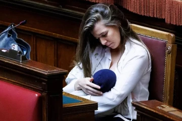 நாடாளுமன்றத்தில் குழந்தைக்கு தாய்ப்பாலூட்டிய எம்.பி! இத்தாலிக்கு வரலாற்று நிகழ்வு