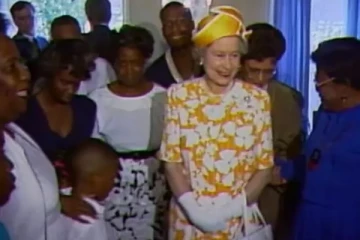 பிரித்தானிய மகாராணியாரைக் கட்டியணைத்த  கருப்பினப்பெண்: அவரது ரியாக்‌ஷன்..