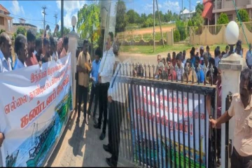 இந்திய கடற்தொழிலாளர்களின் அத்துமீறலை கண்டித்து முல்லையில் போராட்டம்(படங்கள்)