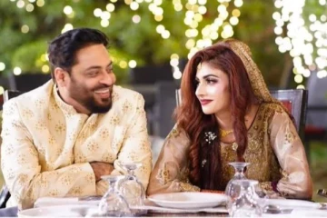 மனைவியை விவாகரத்து செய்த நாளில் மீண்டும் வேறு பெண்ணை திருமணம் செய்த அரசியல்வாதி