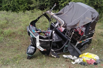 முச்சக்கரவண்டி குடைசாய்ந்து விபத்து : இருவர் காயம் (Photos)