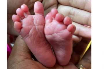 நிலநடுக்கத்திற்கு மத்தியிலும் வீதியில் பெண்ணுக்கு நடந்த பிரசவம்