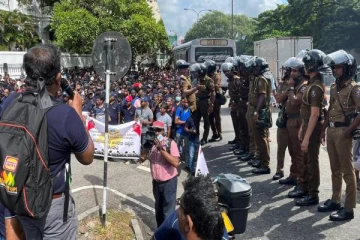 கொழும்பில் பாரிய ஆர்ப்பாட்டம் : தயார் நிலையில் நீர்த்தாரைப் பிரயோக வண்டிகள்(Video)