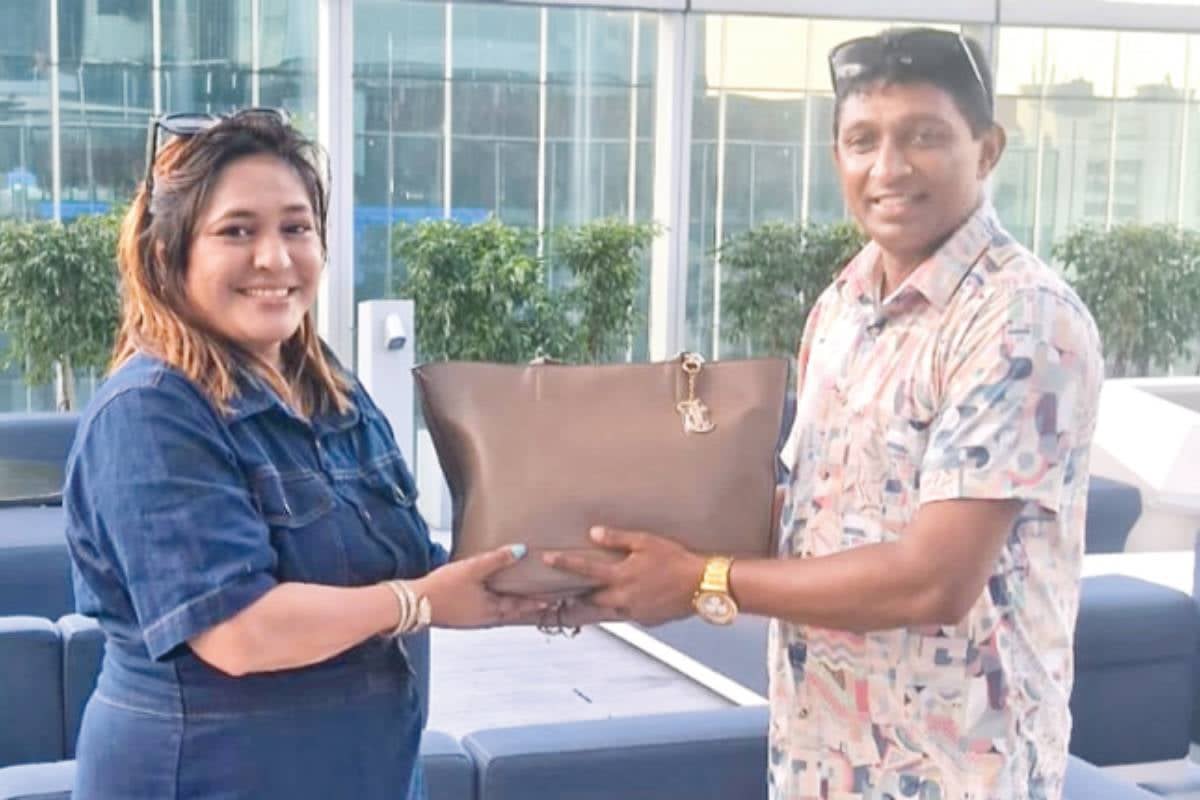 இலங்கைக்கு சுற்றுலா வந்த பெண்ணை நெகிழ வைத்த பொலிஸ் அதிகாரி | Foreign Women Praise Sri Lankan Police