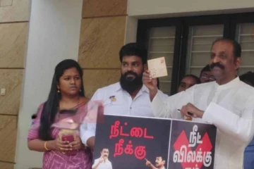 சமூகநீதிக்கு எதிரானது நீட்..கையெழுத்திட்டத்தில் கர்வம்கொள்கிறேன்..! கவிஞர் வைரமுத்து!!