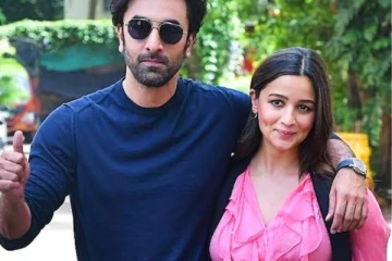 முதல் முறை வெளியான ஆலியா பட் - ரன்பீர் கபூரின் 1 வயது மகளின் போட்டோ.. யாரை போல இருக்கிறார் பாருங்க