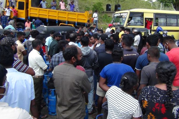கொட்டகலையில் அமைதியின்மை - காவல்துறையினருக்கும் மக்களுக்கும் இடையில் முறுகல் | Unrest In Argument Between Police And People