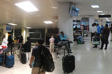 கனடா செல்ல முயன்ற தமிழ் இளைஞன் கட்டுநாயக்க விமான நிலையத்தில் கைது