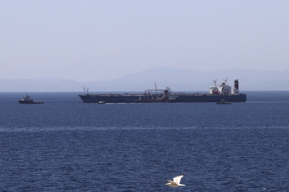 இரவோடு இரவாக ஈரானுக்குள் சென்ற பாரிய கப்பல்.. ட்ரம்பின் முற்றுகையை மீறி அதிரடி நுழைவு! | Iranian Tanker Enters Iran Waters Over Us Threat