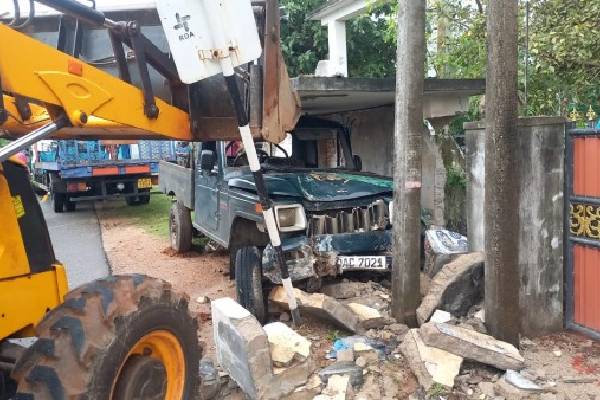 பருத்தித்துறை துறைமுக பகுதியில் அபாய நிலையில் காணப்பட்ட மின்கம்பம் அகற்றம் | Port Of Pedro Is In Danger Of Collapsing At Moment