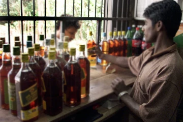 මේ බාර් වහාම නවත්වන්න.. මත්පැන් අලෙවිසැල්වලට රාසමාණික්කම්ගෙන් රතු එළියක් - සුරාබදු ආඥා පනතත් සංශෝධනය කරන්න සැරසෙයි