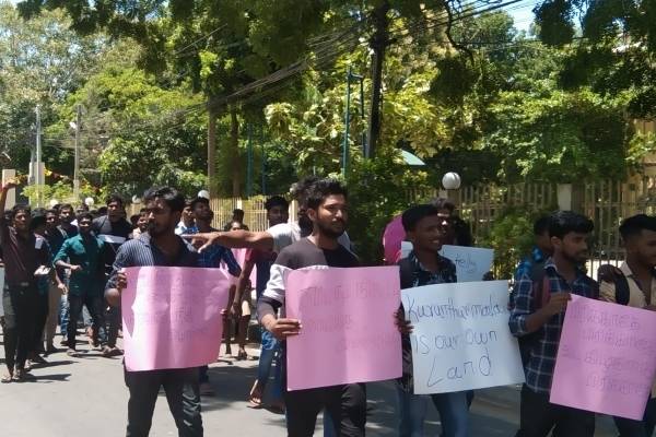 பௌத்த மயமாக்கலை கண்டித்து  யாழ் பல்கலை மாணவர்கள் போராட்டம்! (Photos) | Jaffna University Students Protest