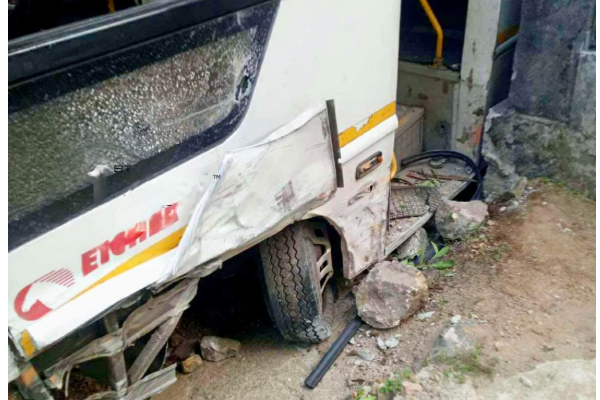 மின்சார சபை ஊழியர்களுடன் விபத்தில் சிக்கிய பேருந்து ; பலர் காயம் | Bus Involved In An Accident