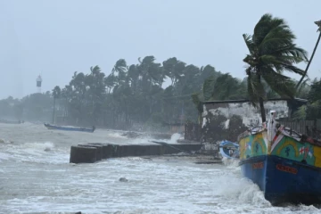 கடல் சீற்றத்தின் உச்சம் ; முல்லைத்தீவு பகுதியின் தற்போதைய நிலவரம்