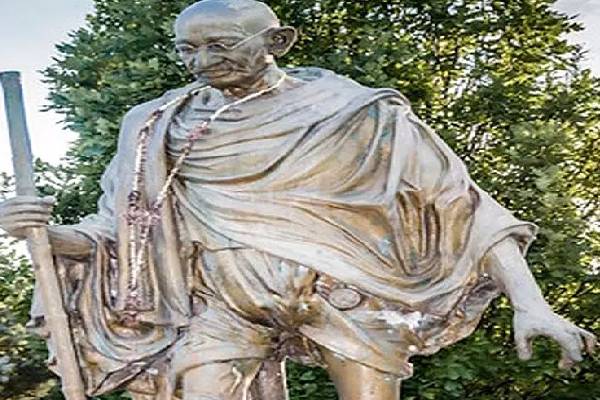 கனடாவில் காந்தி சிலையை சேதப்படுத்திய மர்ம நபர்கள் :  இந்தியா கடும் கண்டனம் - தமிழ்நாடு