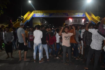 எரிபொருள் நிரப்பு நிலையத்தில் ஊழல்: கொழும்பு பிரதான வீதியை மறித்து ஓட்டமாவடியில் ஆர்ப்பாட்டம்