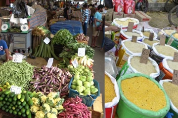 අත්‍යවශ්‍ය ආහාර ද්‍රව්‍ය රැසක මිල ගණන් පහළ බසී.