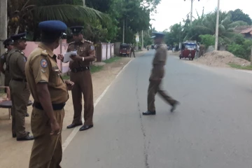 யாழில் அடையாள அட்டை இல்லை ; வலுக்காடாயமாக ஏற்றிச்சென்ற பொலிசார்