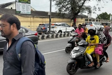 டூவீலரில் டிரிபிள்ஸ் - போலீஸிடம் போட்டுக் கொடுத்தவரை செருப்பால் அடித்த பெண்கள்!