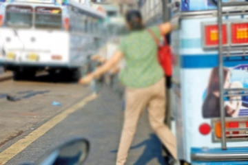 අතවරයට ලක් වූ කාන්තාවක් බසයෙන් වැටී මියයයි.