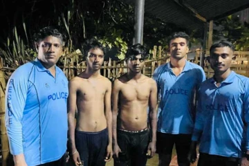 கடல் அலையில் இழுத்துச் செல்லப்பட்ட நால்வர் மீட்பு