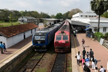 அடித்து நொருக்கப்பட்டது ரயில் நிலையம் !
