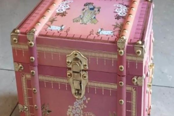 அரசபாணியில் திருமண அழைப்பிதழ்;  ஒரு அழைப்பிதழின் எடை இவ்வளவா? வியக்கவைத்த செல்வந்தர்! | Royal Wedding Invitation Weight Amazingly Rich