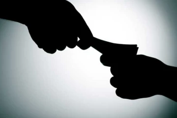 பொலிஸாரை சிக்க வைத்த கசிப்புக்காரன்