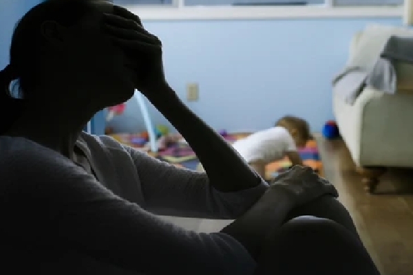 வெளிநாடொன்றில் குழந்தையுடன் சிக்கி தவிக்கும் இலங்கை பெண் ; அதிரடி காட்டிய அரசாங்கம் | Woman Stranded Abroad With Child After Death